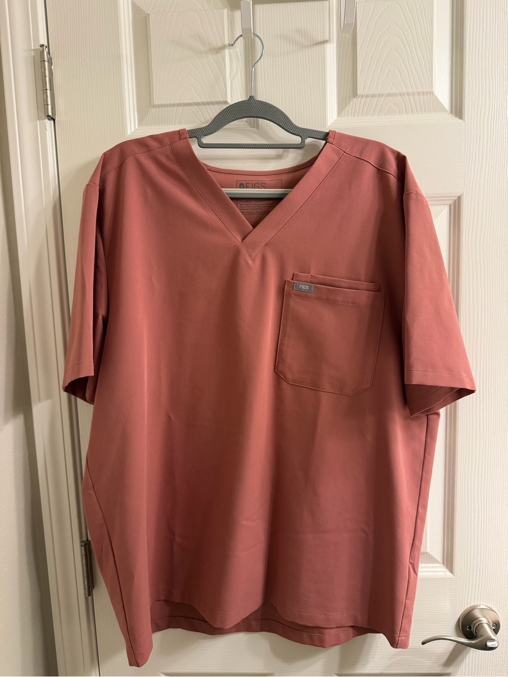 Figs Men's V-Neck Pocket Top in Dusty Rose